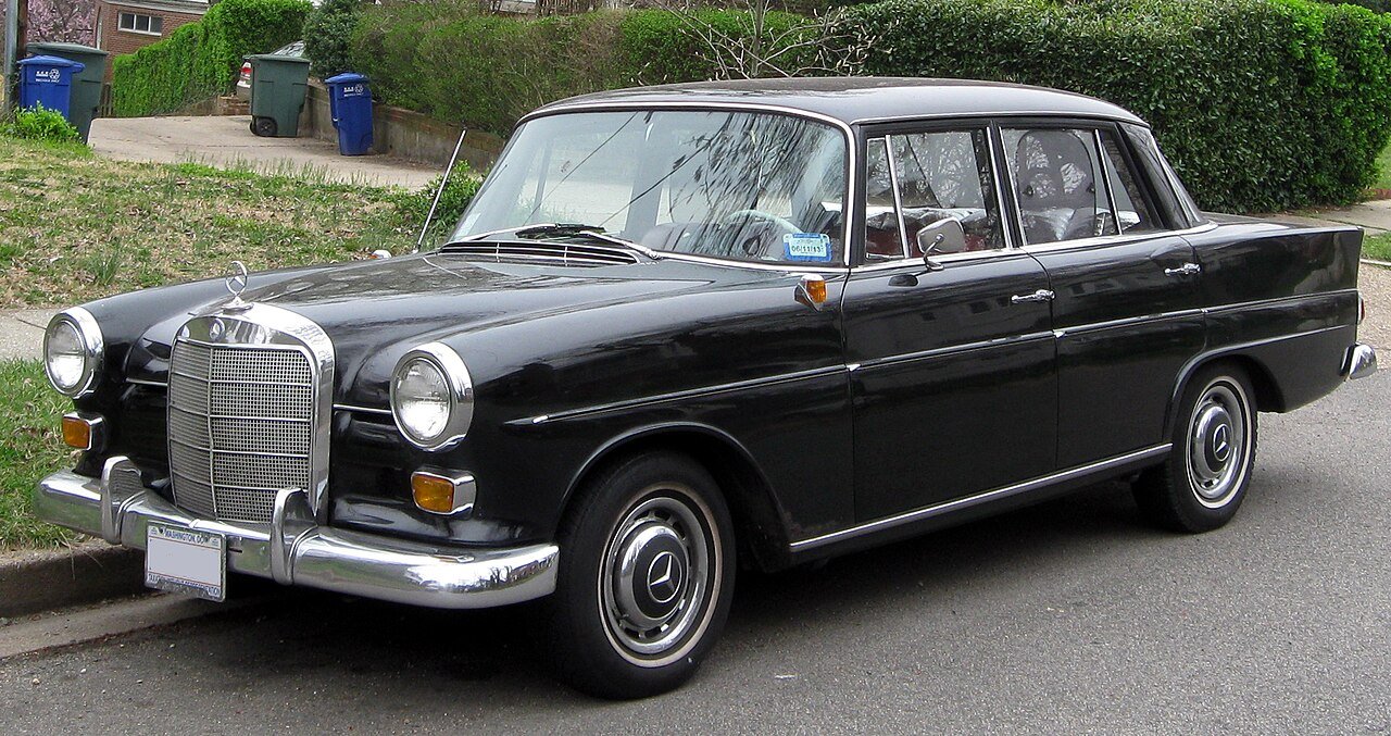 Mercedes W110 Седан