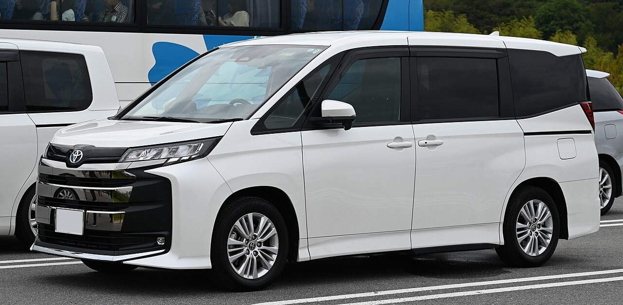 Toyota Noah Микровэн