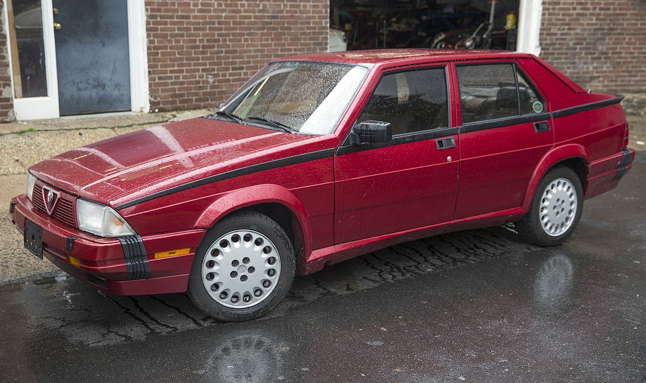 Alfa Romeo 75 Седан