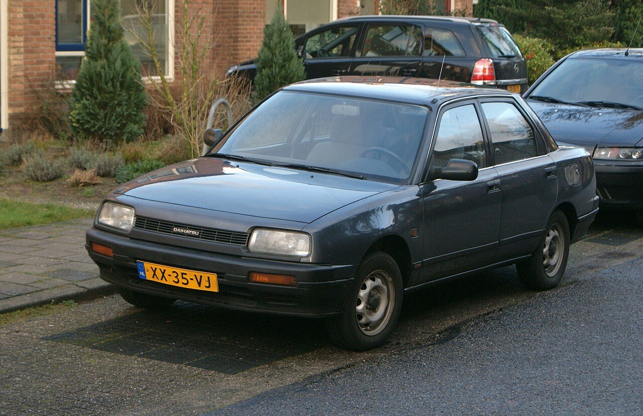 Daihatsu Applause Лифтбек (5 дв.)
