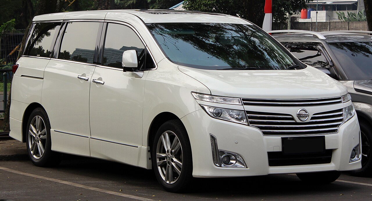 Nissan Elgrand Минивэн