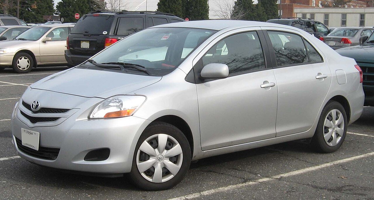 Toyota Belta Седан