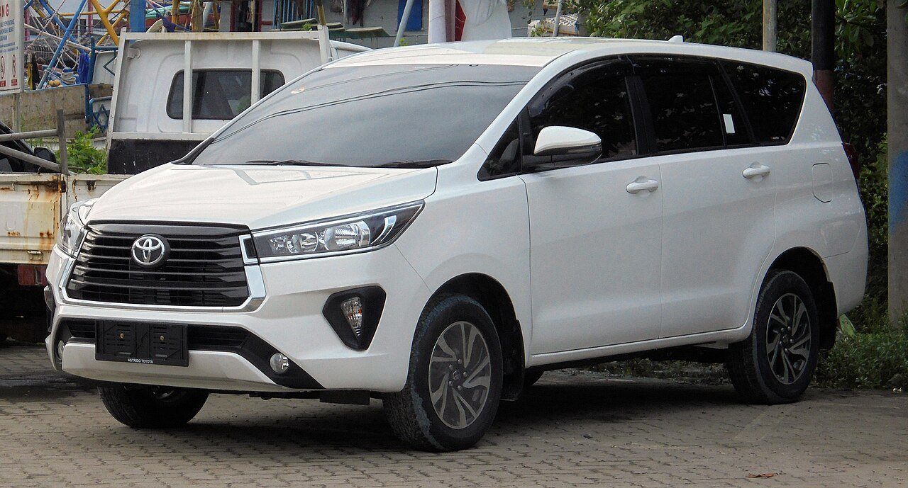 Toyota Innova Микровэн