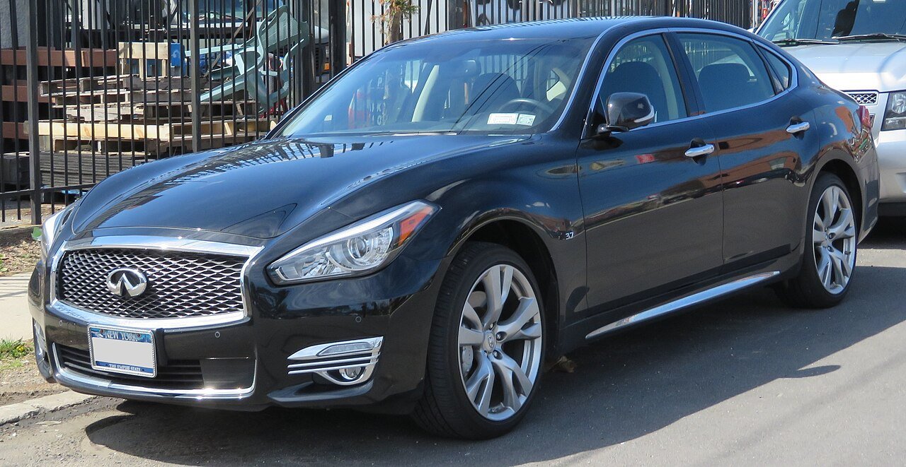 Infiniti Q70 Седан