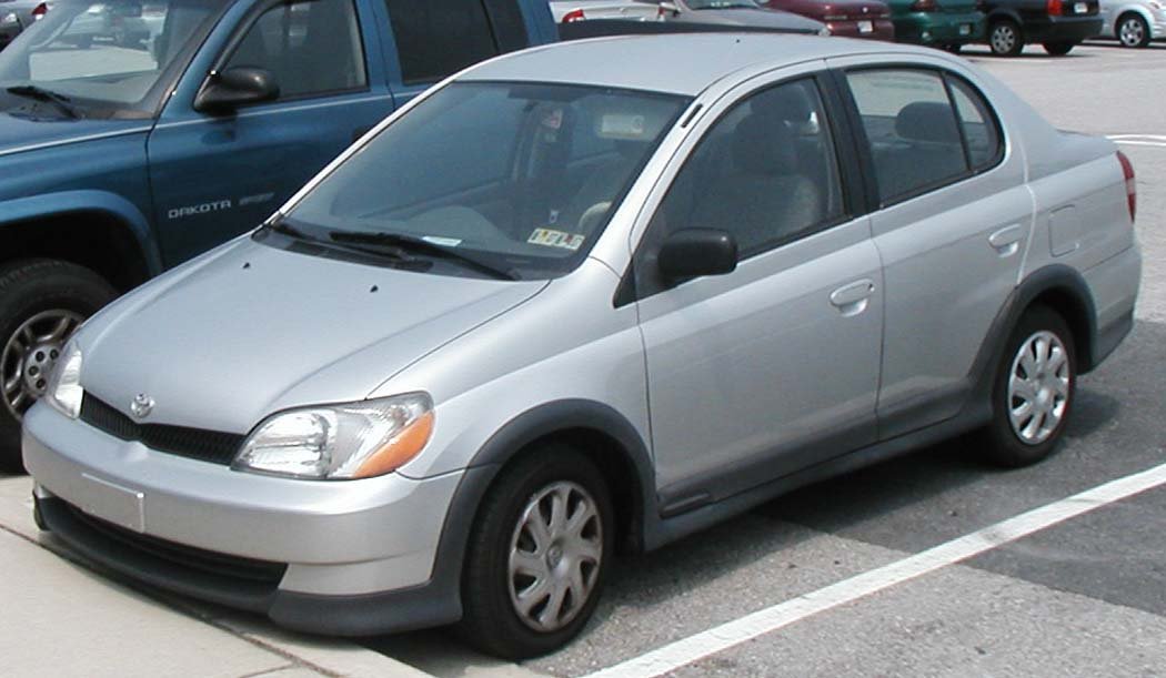 Toyota Platz Седан