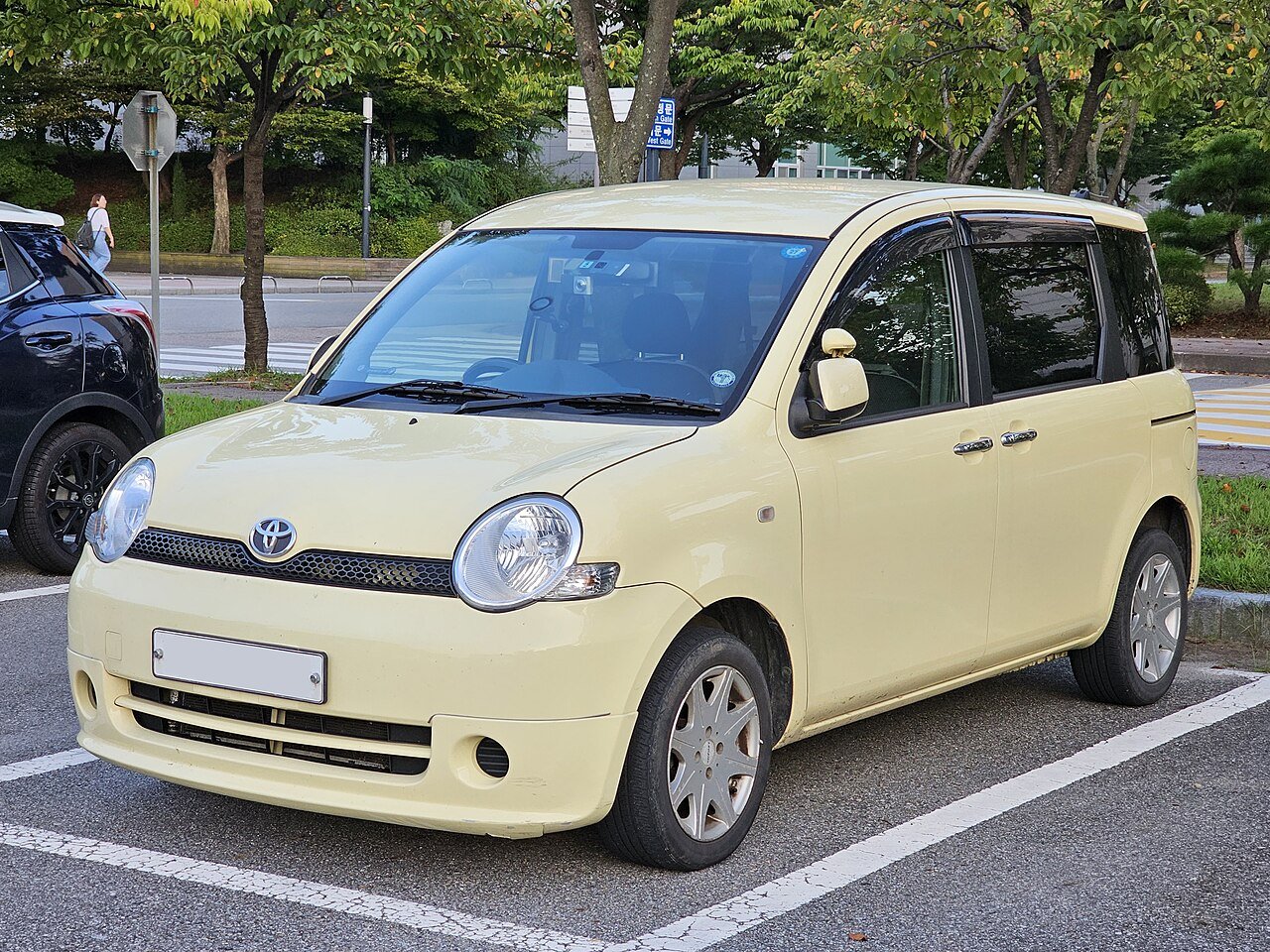 Toyota Sienta Микровэн